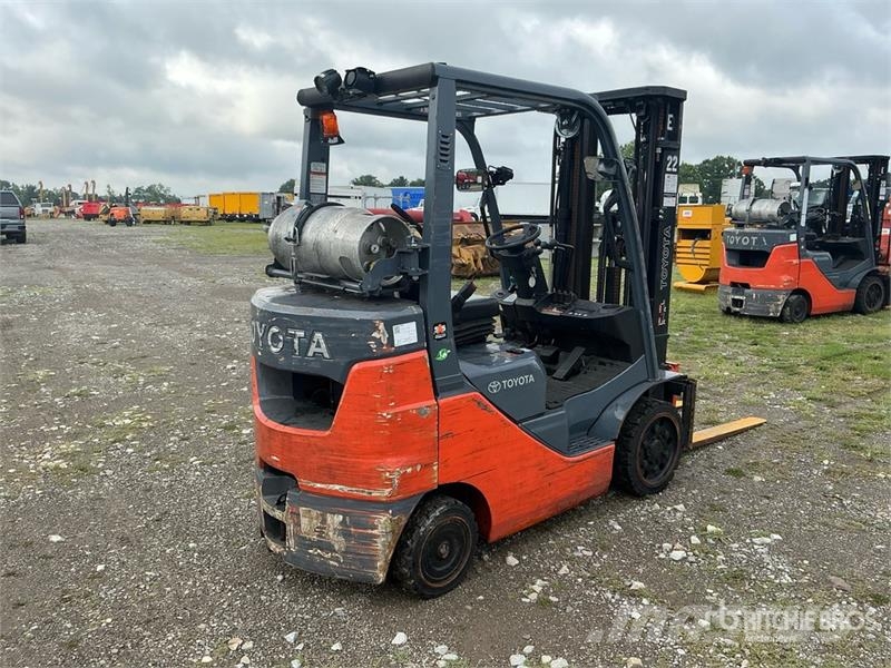 Toyota 50-8FGCU25 4500 lb Pneumatic Tire Forklift Wózki widłowe inne