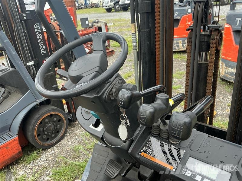 Toyota 50-8FGCU25 4500 lb Pneumatic Tire Forklift Wózki widłowe inne