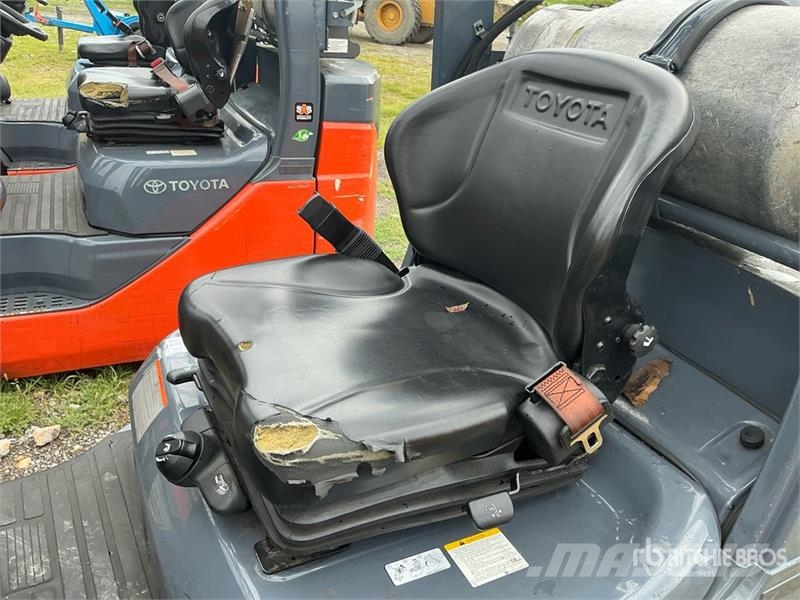 Toyota 50-8FGCU25 4500 lb Pneumatic Tire Forklift Wózki widłowe inne
