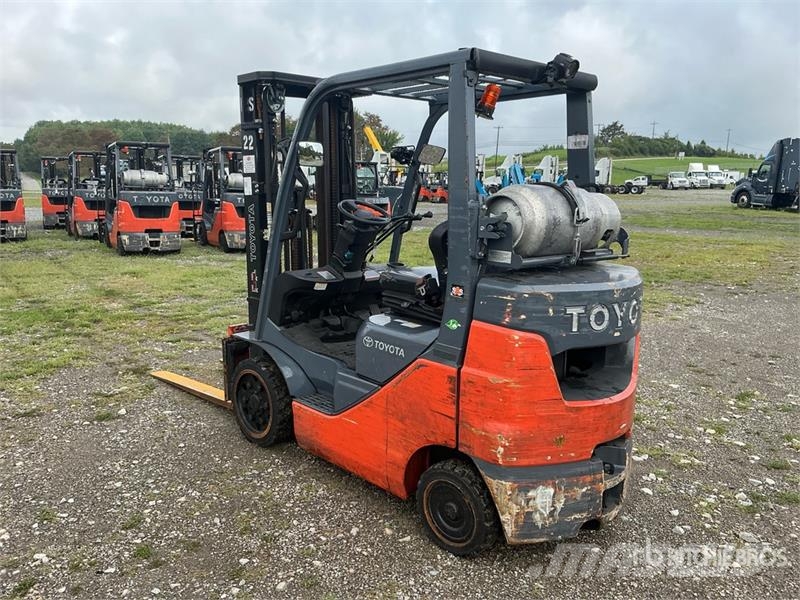 Toyota 50-8FGCU25 4500 lb Pneumatic Tire Forklift Wózki widłowe inne