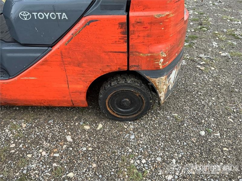 Toyota 50-8FGCU25 4500 lb Pneumatic Tire Forklift Wózki widłowe inne