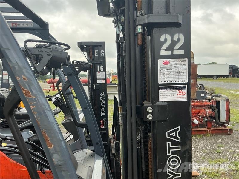 Toyota 50-8FGCU25 4500 lb Pneumatic Tire Forklift Wózki widłowe inne