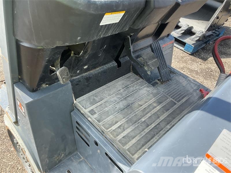 Toyota 8FBCU25 4800 lb Forklift フォークリフト - その他