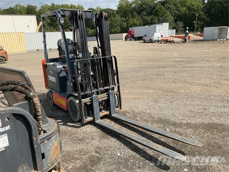 Toyota 8FBCU25 4800 lb Forklift フォークリフト - その他