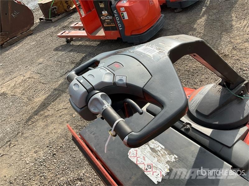 Toyota 8HBC30 6000 lb Pallet Jack Jekketralle
