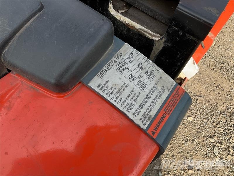 Toyota 8HBC30 6000 lb Pallet Jack Jekketralle