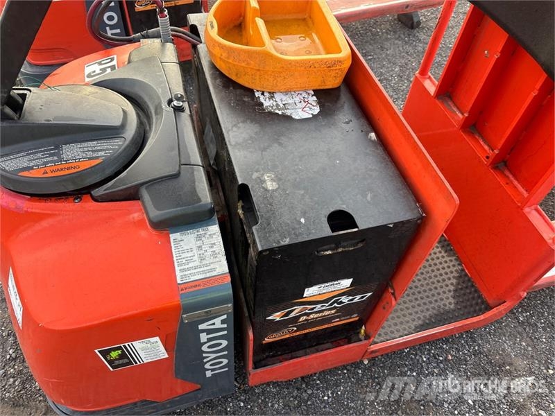 Toyota 8HBC30 6000 lb Electric Pallet Jack Ručný paletový vozík