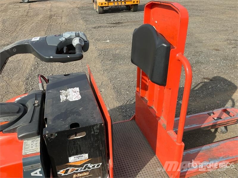 Toyota 8HBC30 6000 lb Pallet Jack Jekketralle
