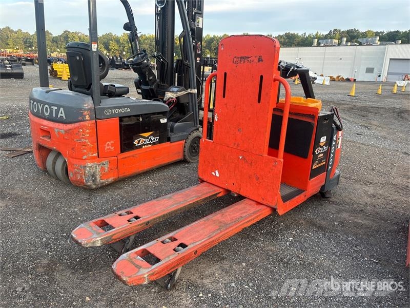 Toyota 8HBC30 6000 lb Electric Pallet Jack Ručný paletový vozík