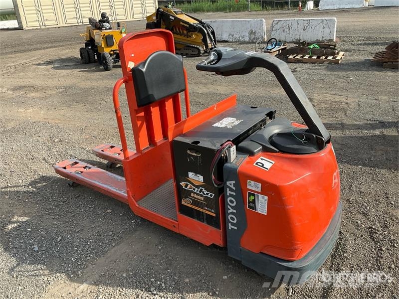Toyota 8HBC30 6000 lb Pallet Jack Jekketralle