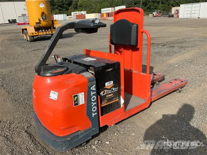 Toyota 8HBC30 6000 lb Pallet Jack Jekketralle