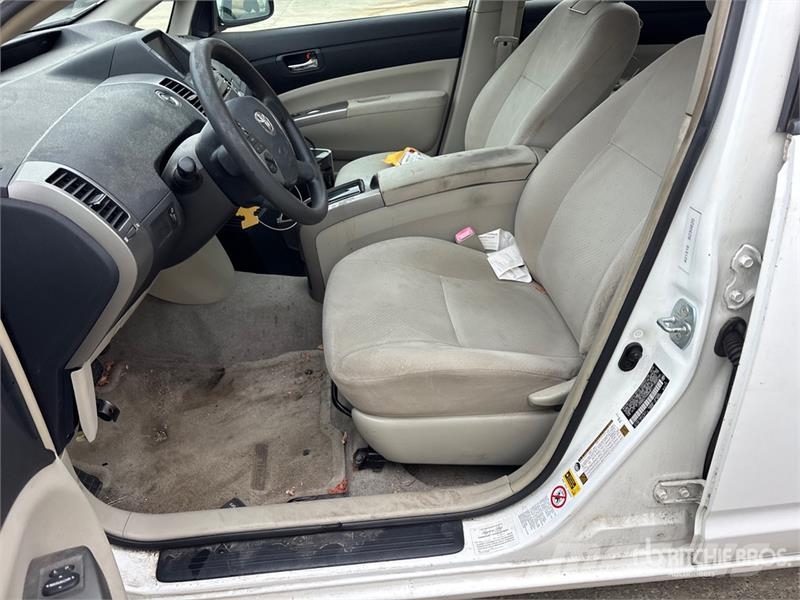 Toyota Prius Hybrid Automobile (Inoperable) Automašīnas