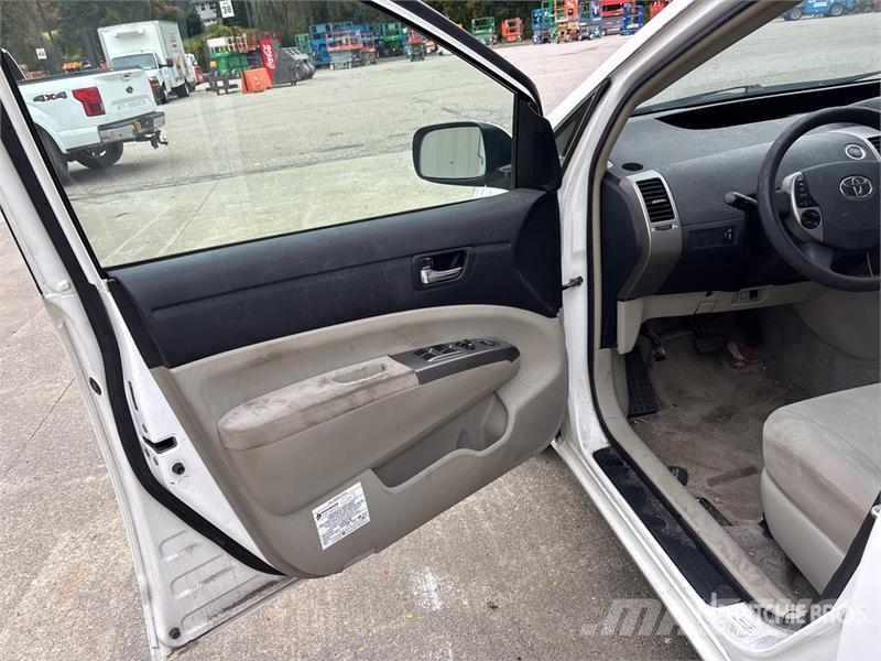 Toyota Prius Hybrid Automobile (Inoperable) Automašīnas