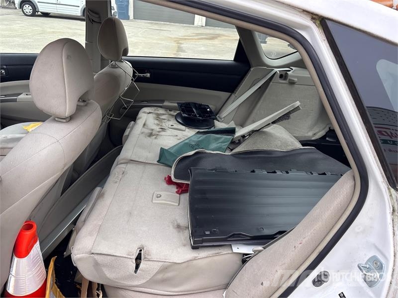 Toyota Prius Hybrid Automobile (Inoperable) Automašīnas