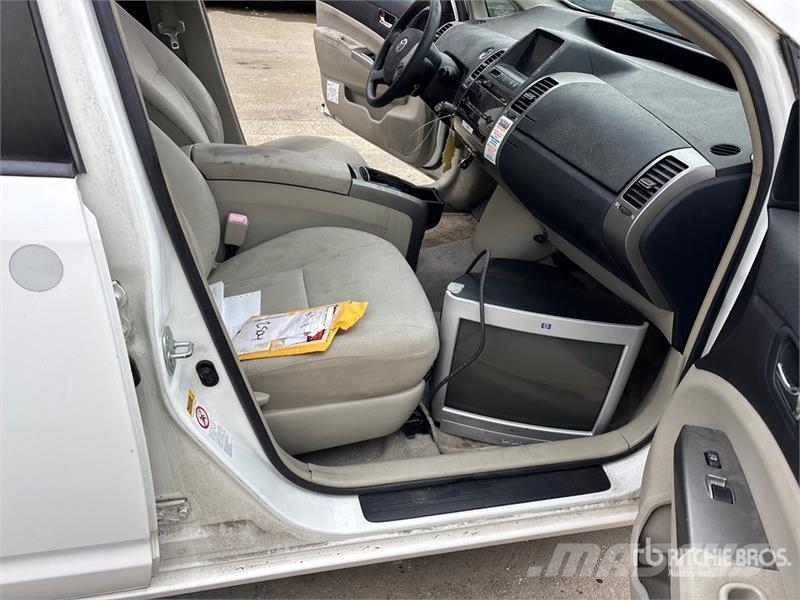 Toyota Prius Hybrid Automobile (Inoperable) Automašīnas