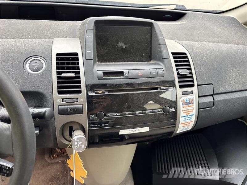 Toyota Prius Hybrid Automobile (Inoperable) Automašīnas
