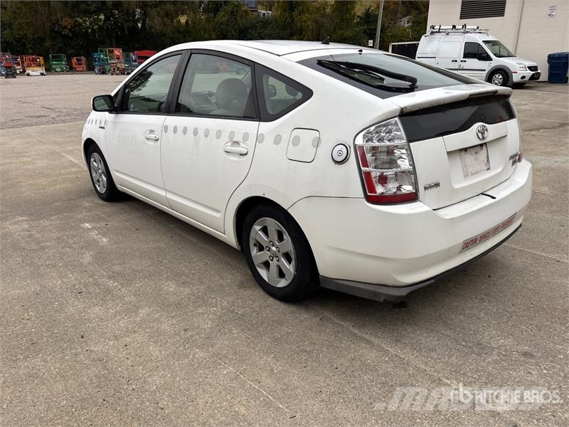 Toyota Prius Hybrid Automobile (Inoperable) Automašīnas