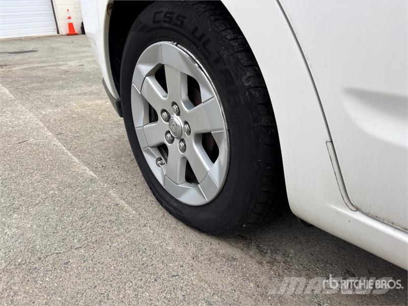 Toyota Prius Hybrid Automobile (Inoperable) Automašīnas