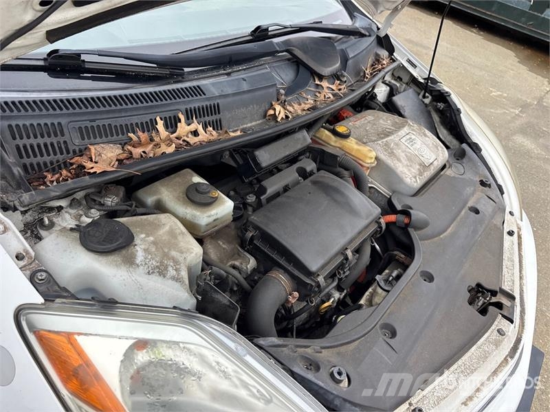 Toyota Prius Hybrid Automobile (Inoperable) Automašīnas