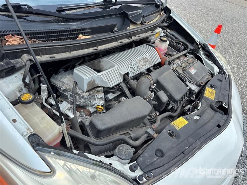 Toyota PRIUS Hybrid Automobile Avtomobili