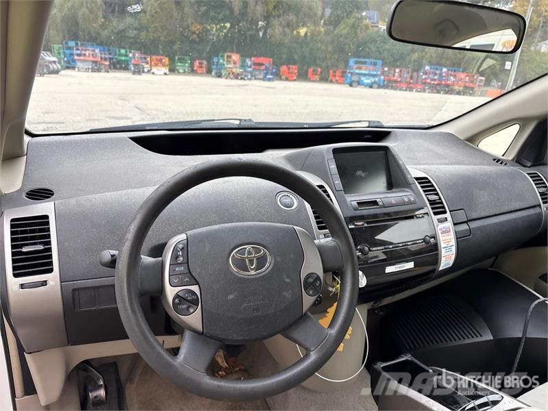Toyota Prius Hybrid Automobile (Inoperable) Automašīnas