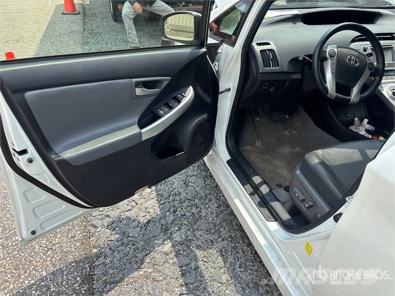Toyota PRIUS Hybrid Automobile Avtomobili