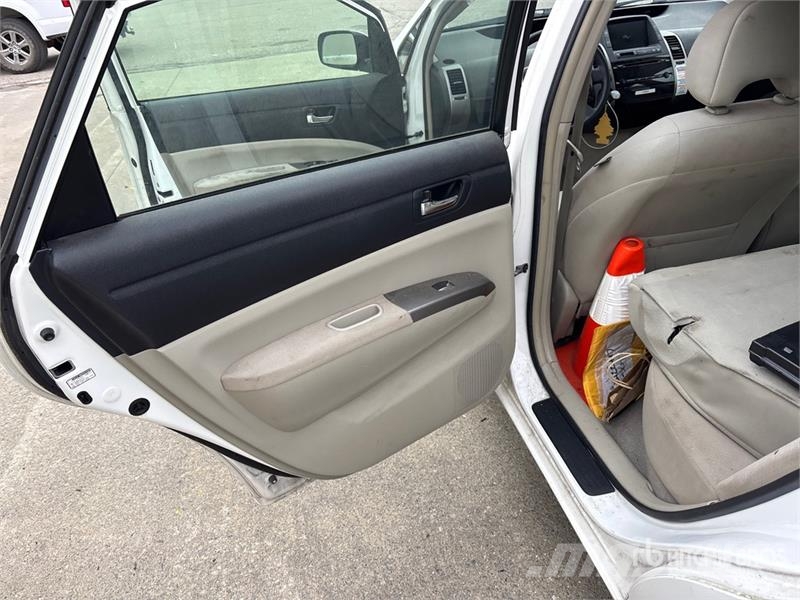 Toyota Prius Hybrid Automobile (Inoperable) Automašīnas
