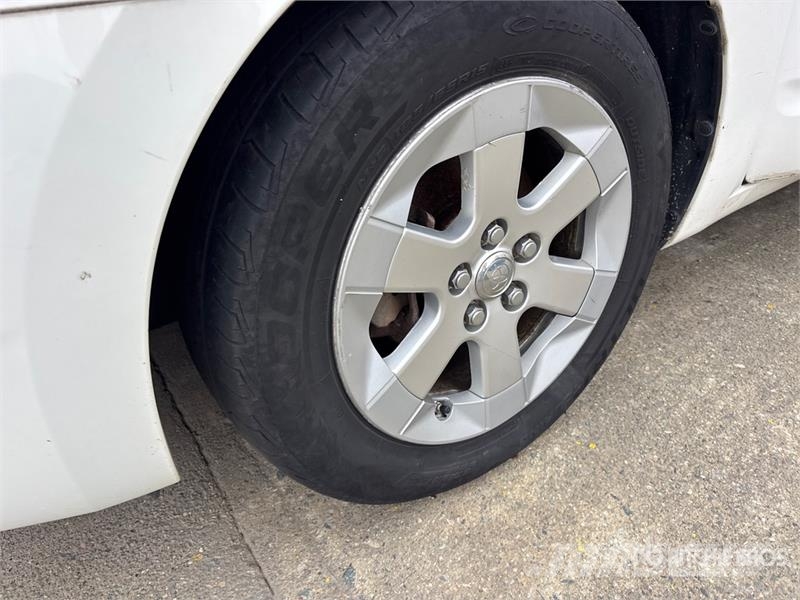 Toyota Prius Hybrid Automobile (Inoperable) Automašīnas