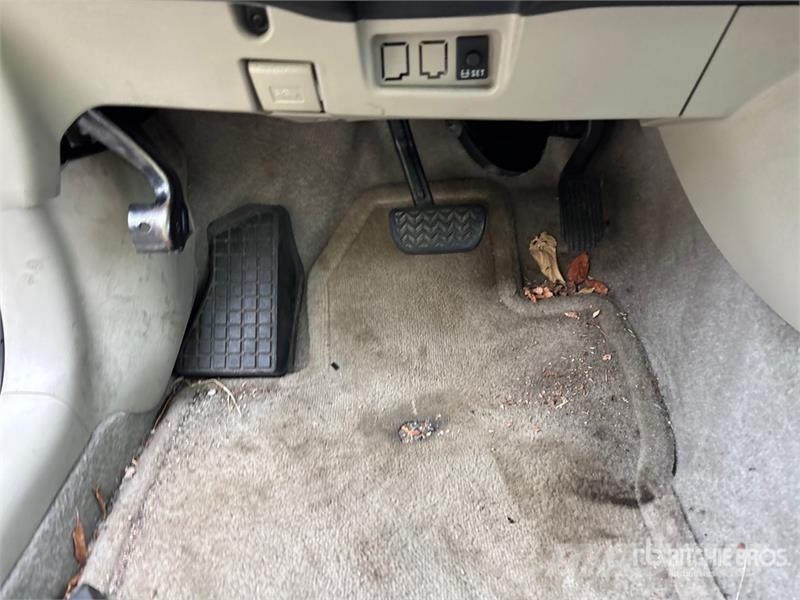 Toyota Prius Hybrid Automobile (Inoperable) Automašīnas