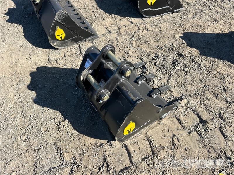 Trojan 35CL 24 in Digging Excavator Bucket - Fits 40mm Ca Buckets