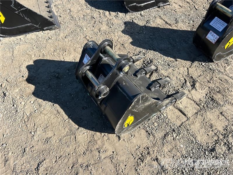 Trojan 35CL 24 in Digging Excavator Bucket - Fits 40mm Ca Buckets