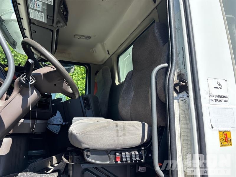 Volvo CNG 6x4 T/A Day Cab Truck Tractor Vlačilci