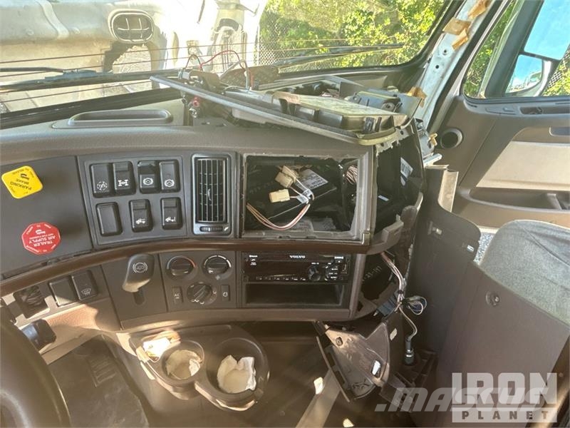 Volvo CNG 6x4 T/A Day Cab Truck Tractor Vlačilci