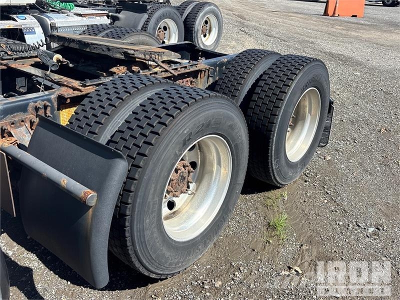 Volvo CNG 6x4 T/A Day Cab Truck Tractor Vlačilci