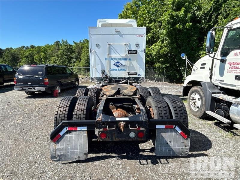 Volvo CNG 6x4 T/A Day Cab Truck Tractor Vlačilci
