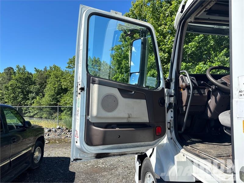 Volvo CNG 6x4 T/A Day Cab Truck Tractor Vlačilci