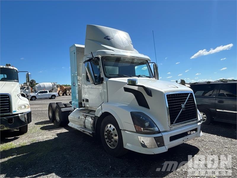 Volvo CNG 6x4 T/A Day Cab Truck Tractor Vlačilci