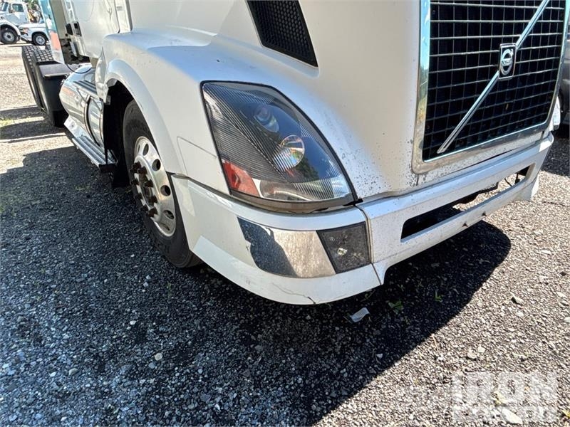 Volvo CNG 6x4 T/A Day Cab Truck Tractor Vlačilci