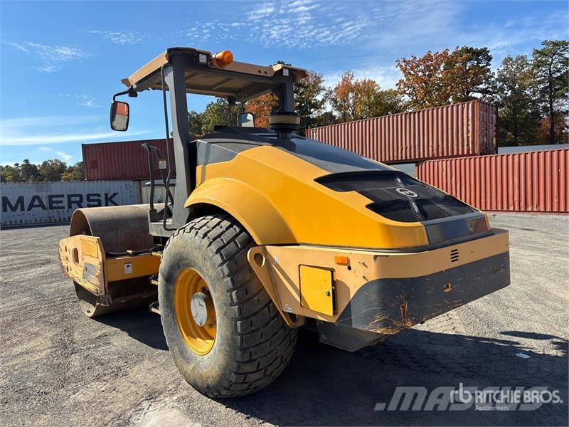 Volvo SD115B Smooth Drum Compactor 单轮压路机