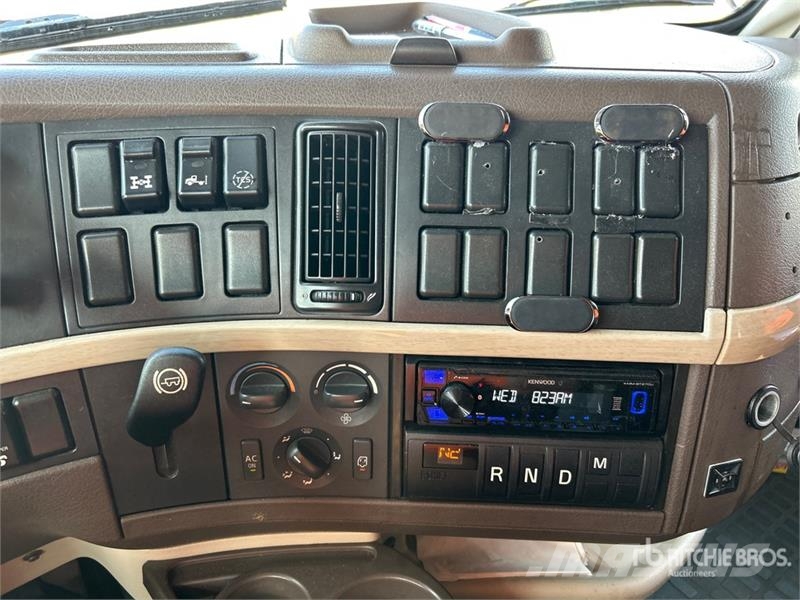 Volvo VNL780 6x4 T/A Sleeper Truck Tractor Tractor Units