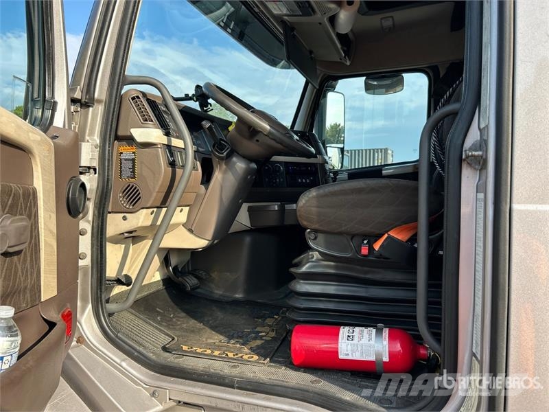 Volvo VNL780 6x4 T/A Sleeper Truck Tractor Tractor Units