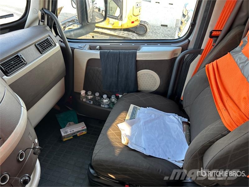 Volvo VNL780 6x4 T/A Sleeper Truck Tractor Tractor Units