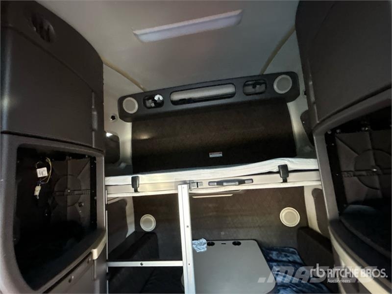 Volvo VNL780 6x4 T/A Sleeper Truck Tractor Tractor Units