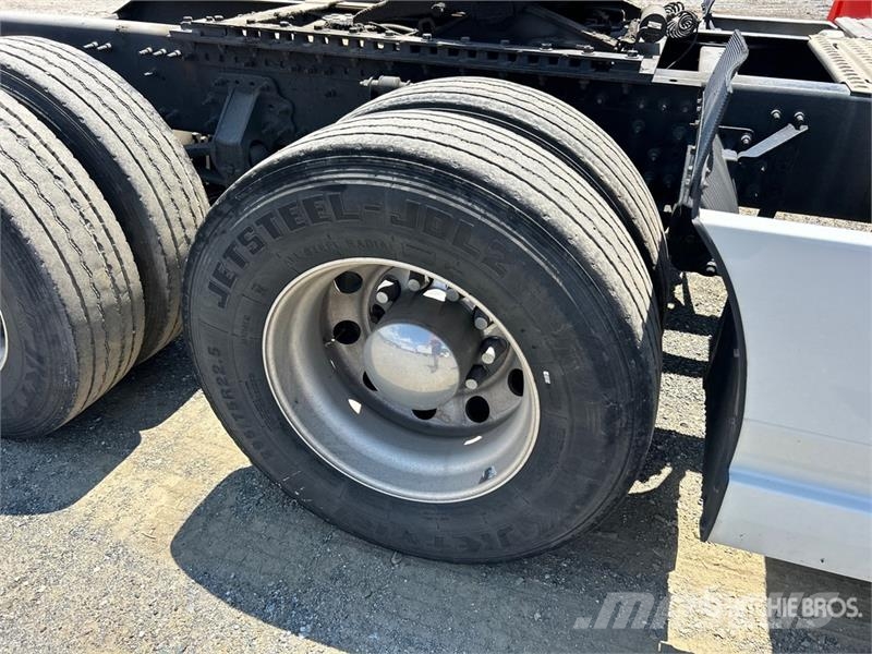 Volvo VNL860 Trekkers