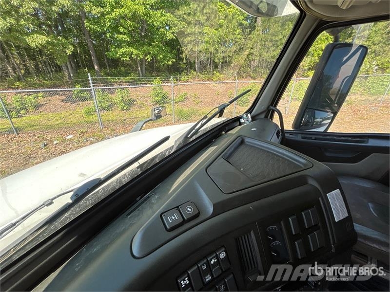 Volvo VNL860 Trekkers