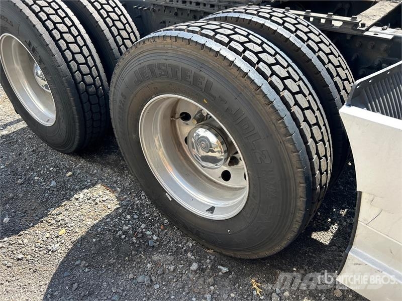 Volvo VNL860 Trekkers