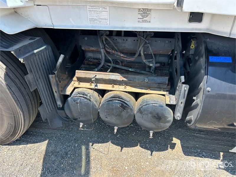 Volvo VNL860 Trekkers