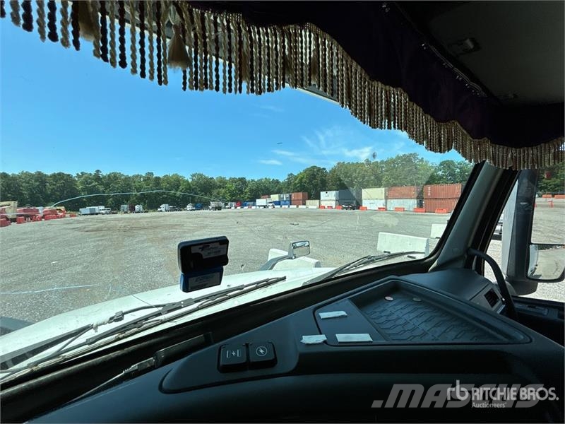 Volvo VNL860 Trekkers