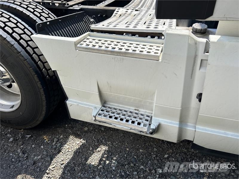 Volvo VNL860 Trekkers