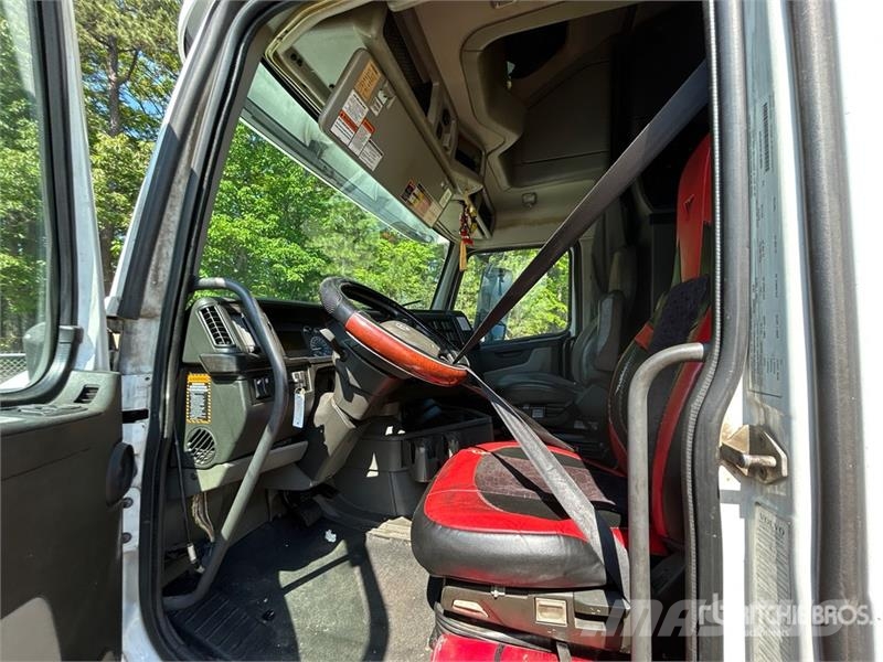 Volvo VNL860 Trekkers